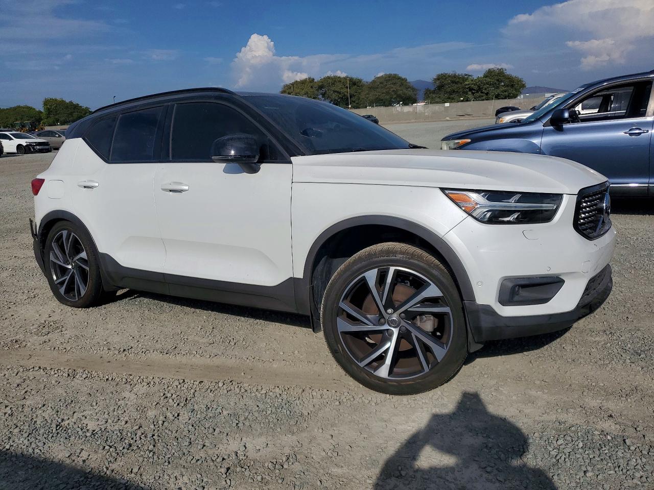 YV4162UM5L2348409 · 2020 VOLVO XC40 · 4/13