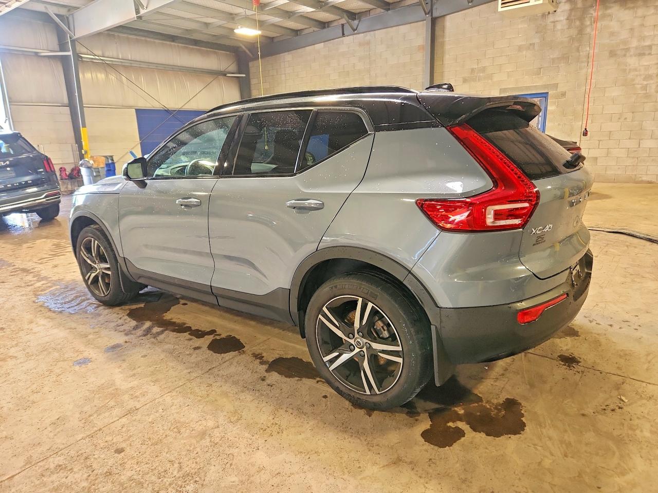 YV4162UM8M2616886 · 2021 VOLVO XC40 · 2/12