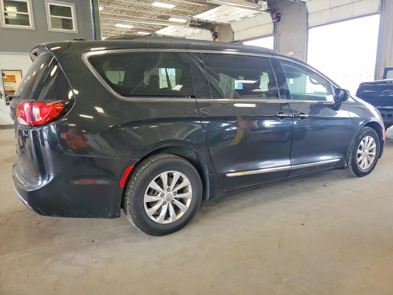 2C4RC1BG2HR759135 · 2017 CHRYSLER PACIFICA · 3/13