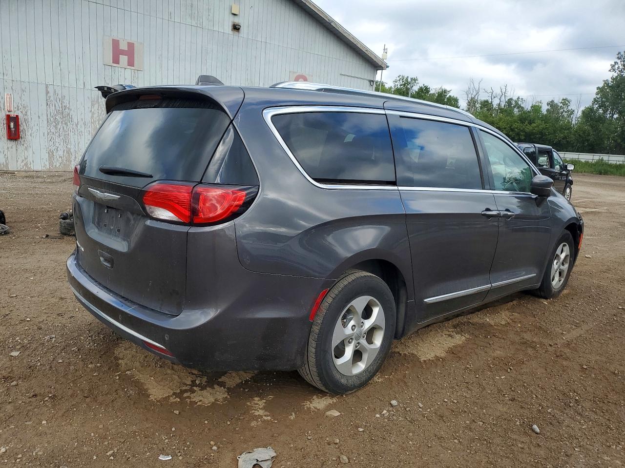 2C4RC1EGXHR837673 · 2017 CHRYSLER PACIFICA · 3/13