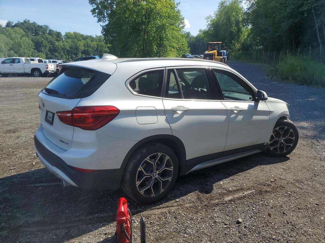 WBXJG9C04M5S32449 · 2021 BMW X1 · 3/14