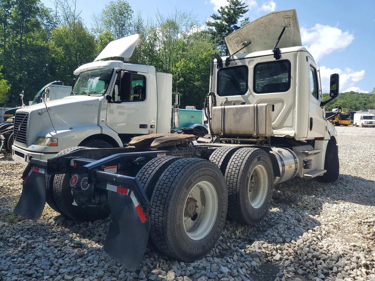 3AKJHLDV7SSWH1339 · 2025 FREIGHTLINER CASCADIA 126 · 3/11