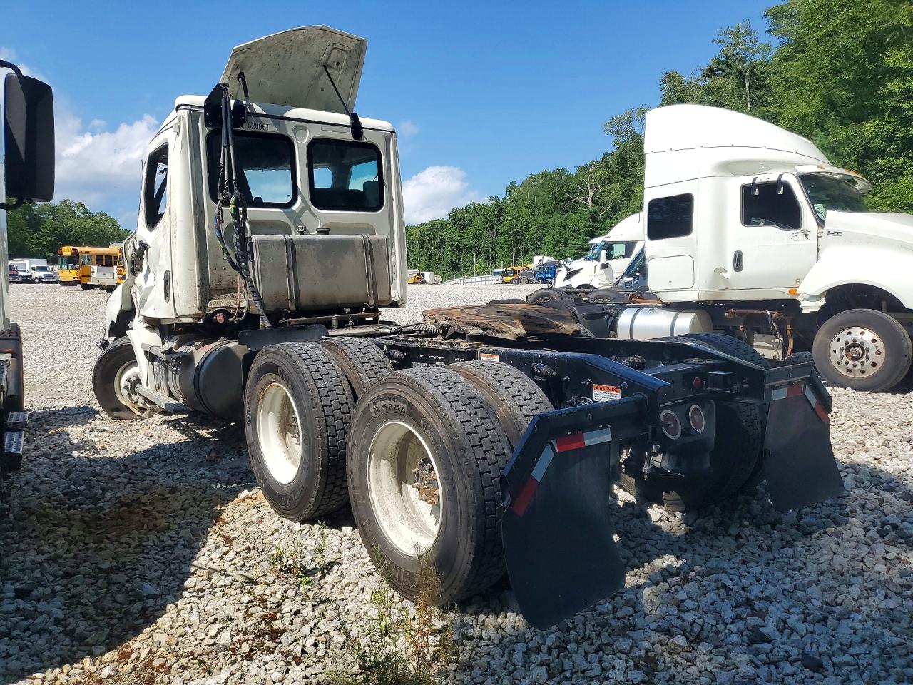 3AKJHLDV7SSWH1339 · 2025 FREIGHTLINER CASCADIA 126 · 2/11