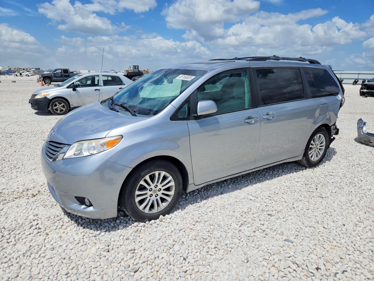5TDYK3DC7BS170682 · 2011 TOYOTA SIENNA