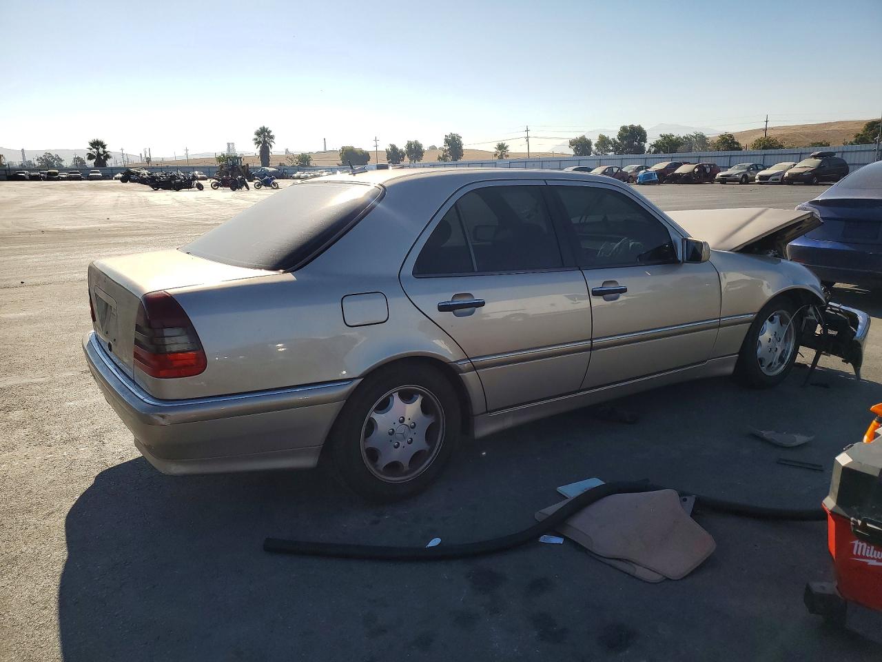 WDBHA24GXYA852329 · 2000 MERCEDES-BENZ C · 3/12