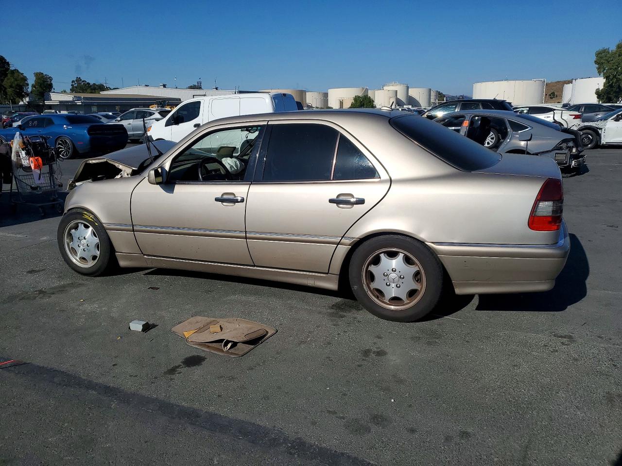 WDBHA24GXYA852329 · 2000 MERCEDES-BENZ C · 2/12