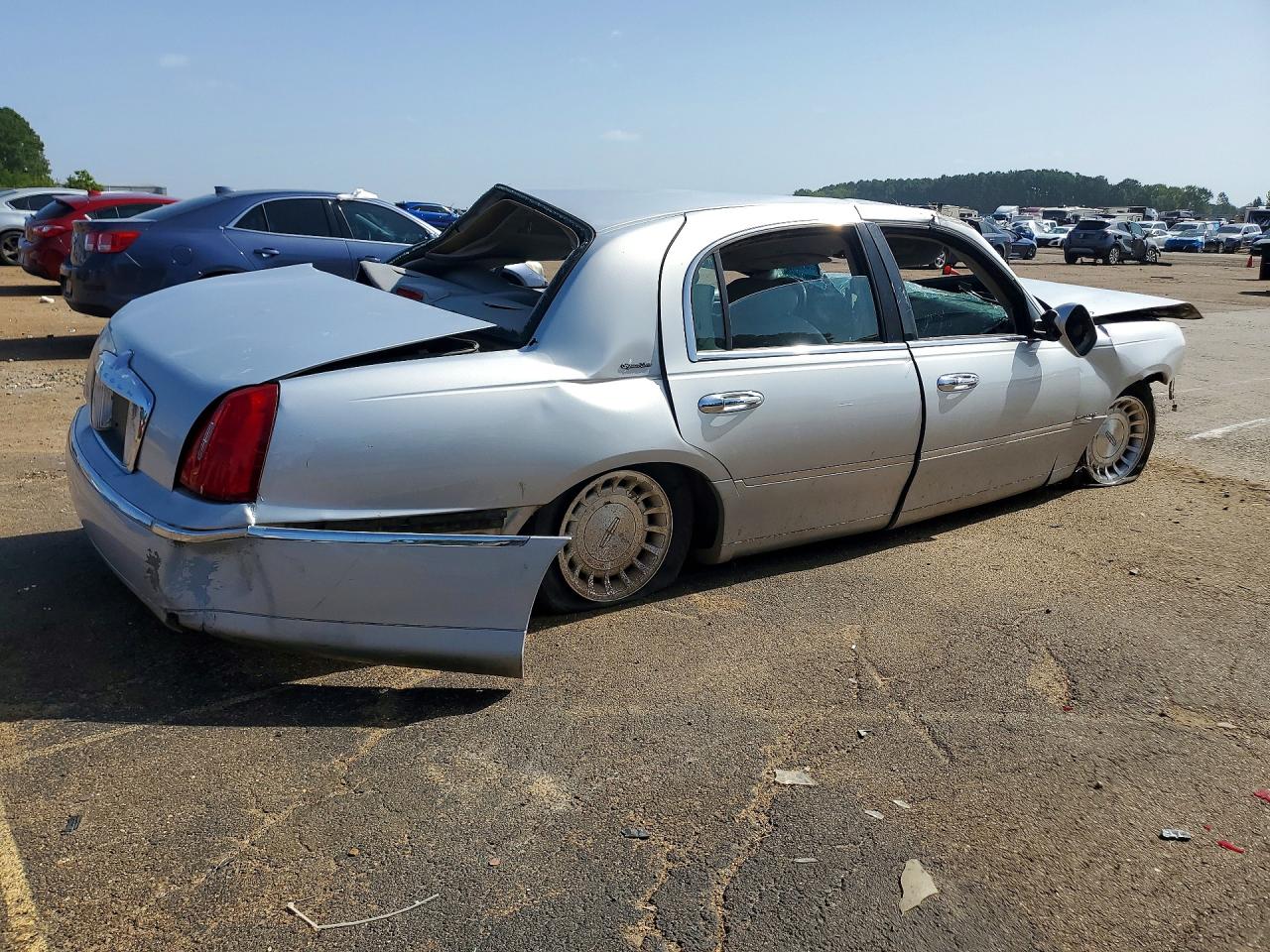 1LNHM82W62Y668635 · 2002 LINCOLN TOWN CAR · 3/12