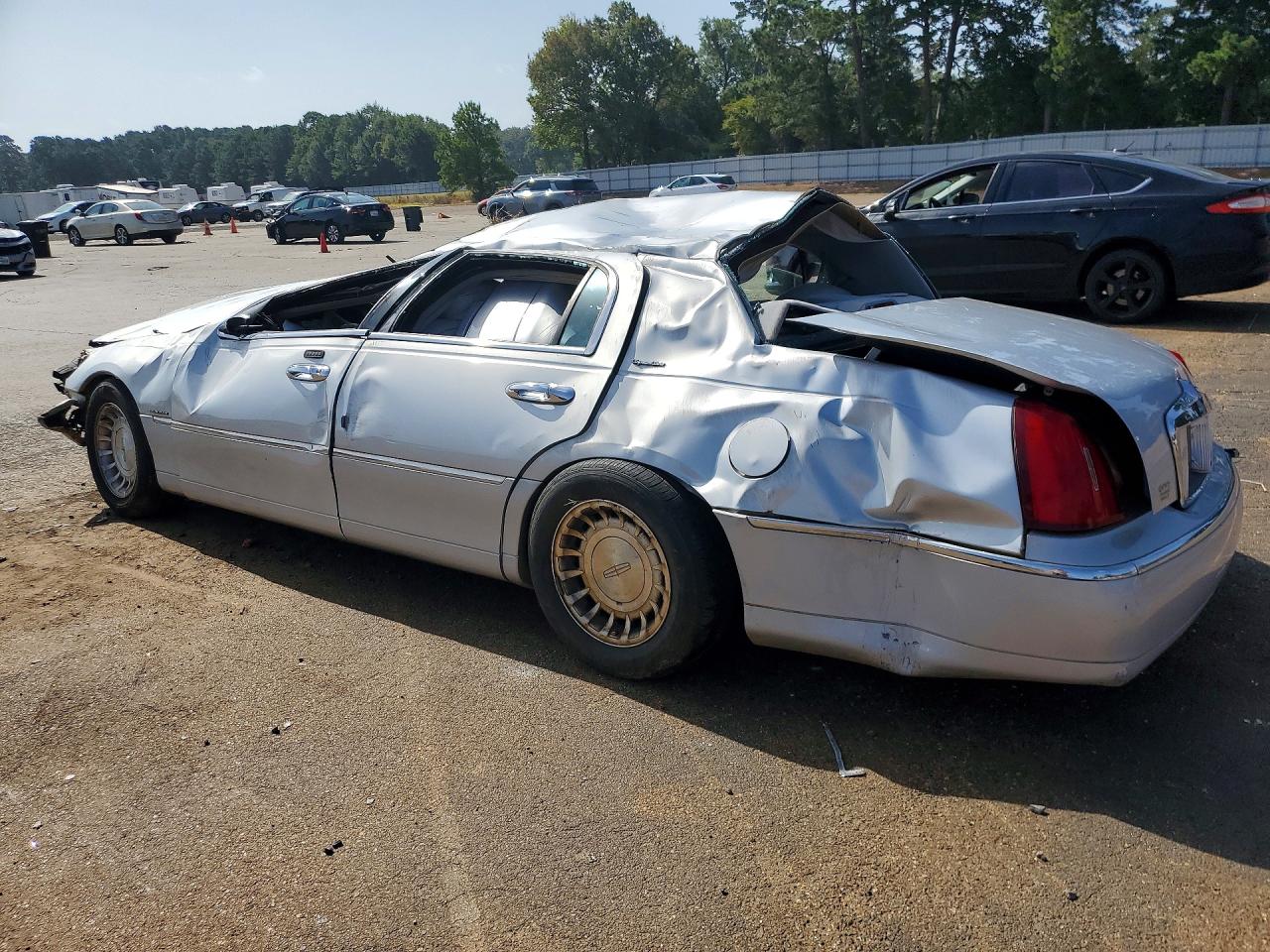 1LNHM82W62Y668635 · 2002 LINCOLN TOWN CAR · 2/12