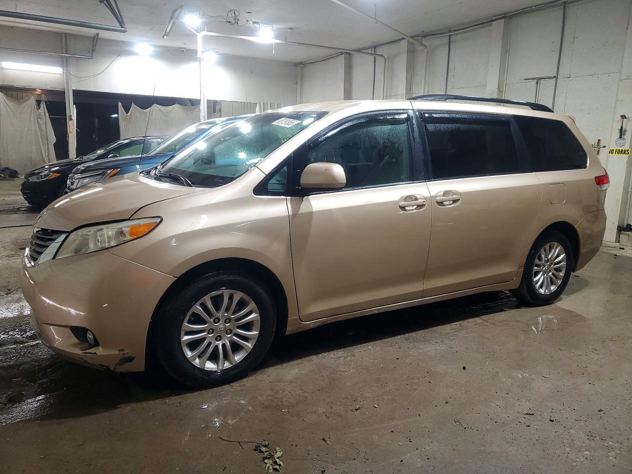5TDYK3DC0BS047824 · 2011 TOYOTA SIENNA