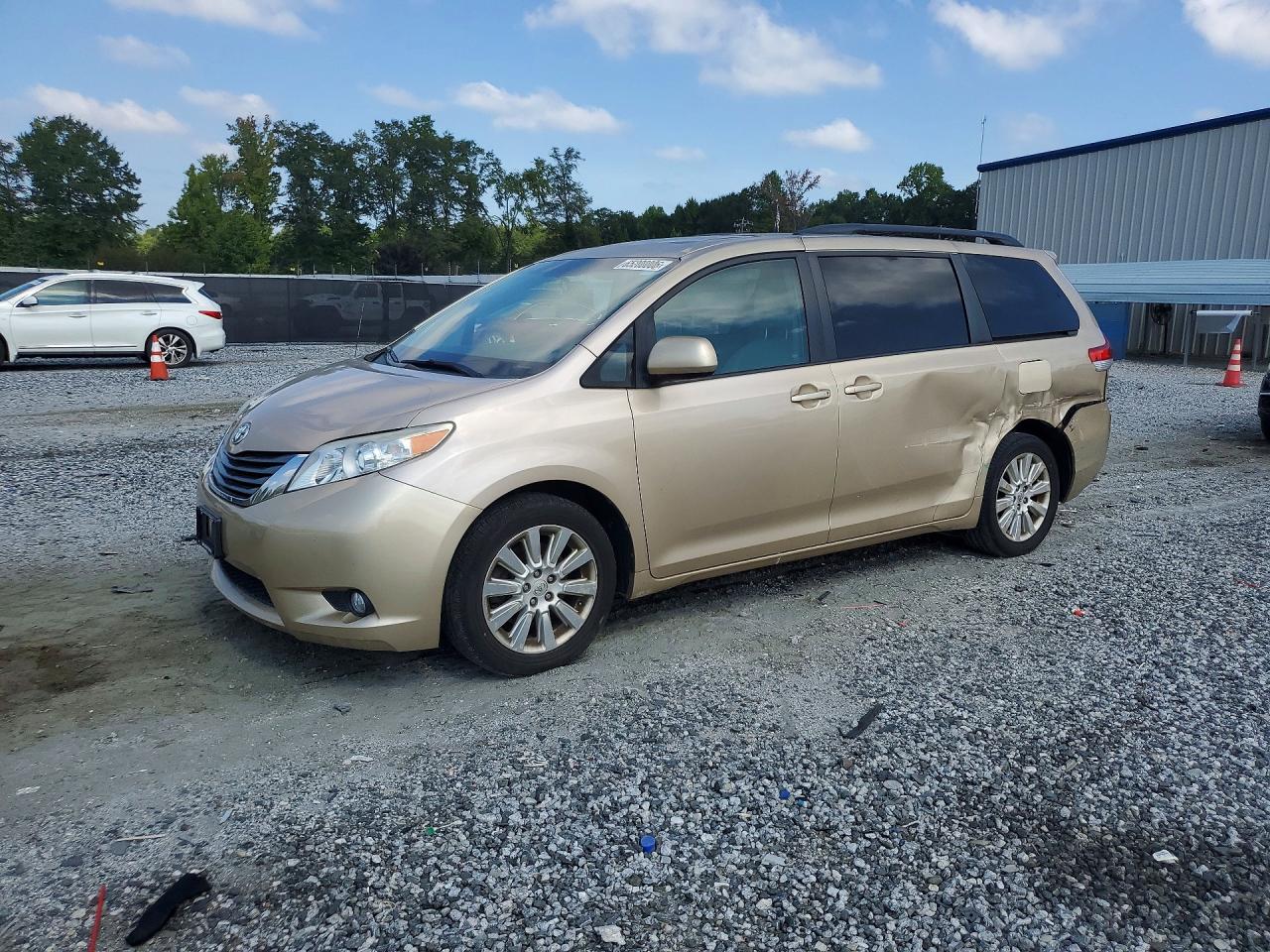 2011 TOYOTA SIENNA