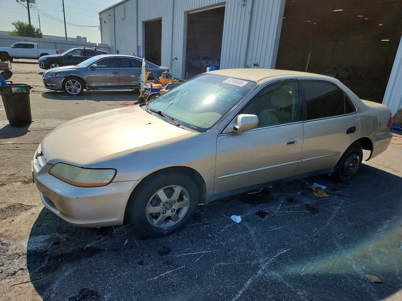 1HGCG5675YA050099 · 2000 HONDA ACCORD