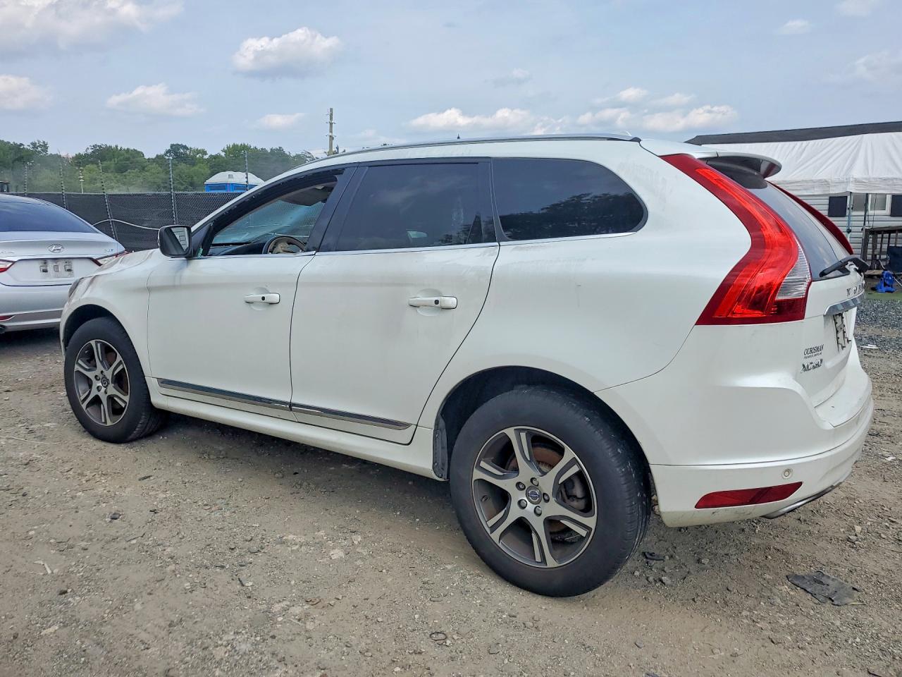 YV449MDK0F2709161 · 2015 VOLVO XC60 · 2/13