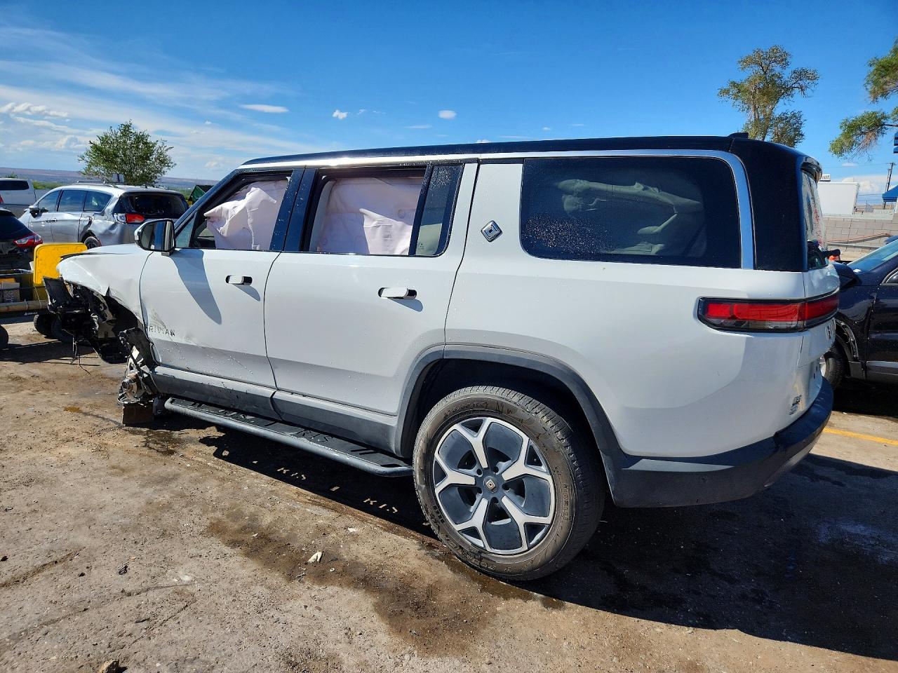 7PDSGBBA9RN030029 · 2024 RIVIAN R1S · 2/13