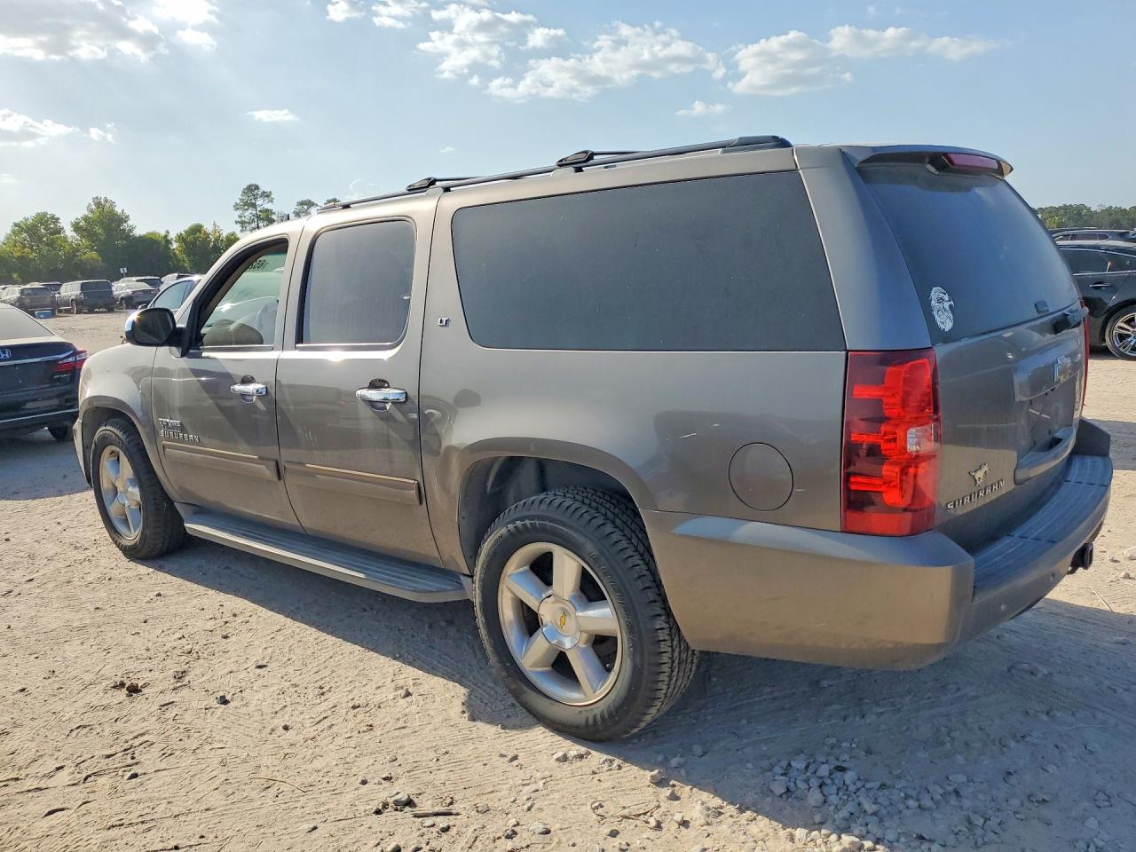 1GNSCJE07BR334398 · 2011 CHEVROLET SUBURBAN · 2/13