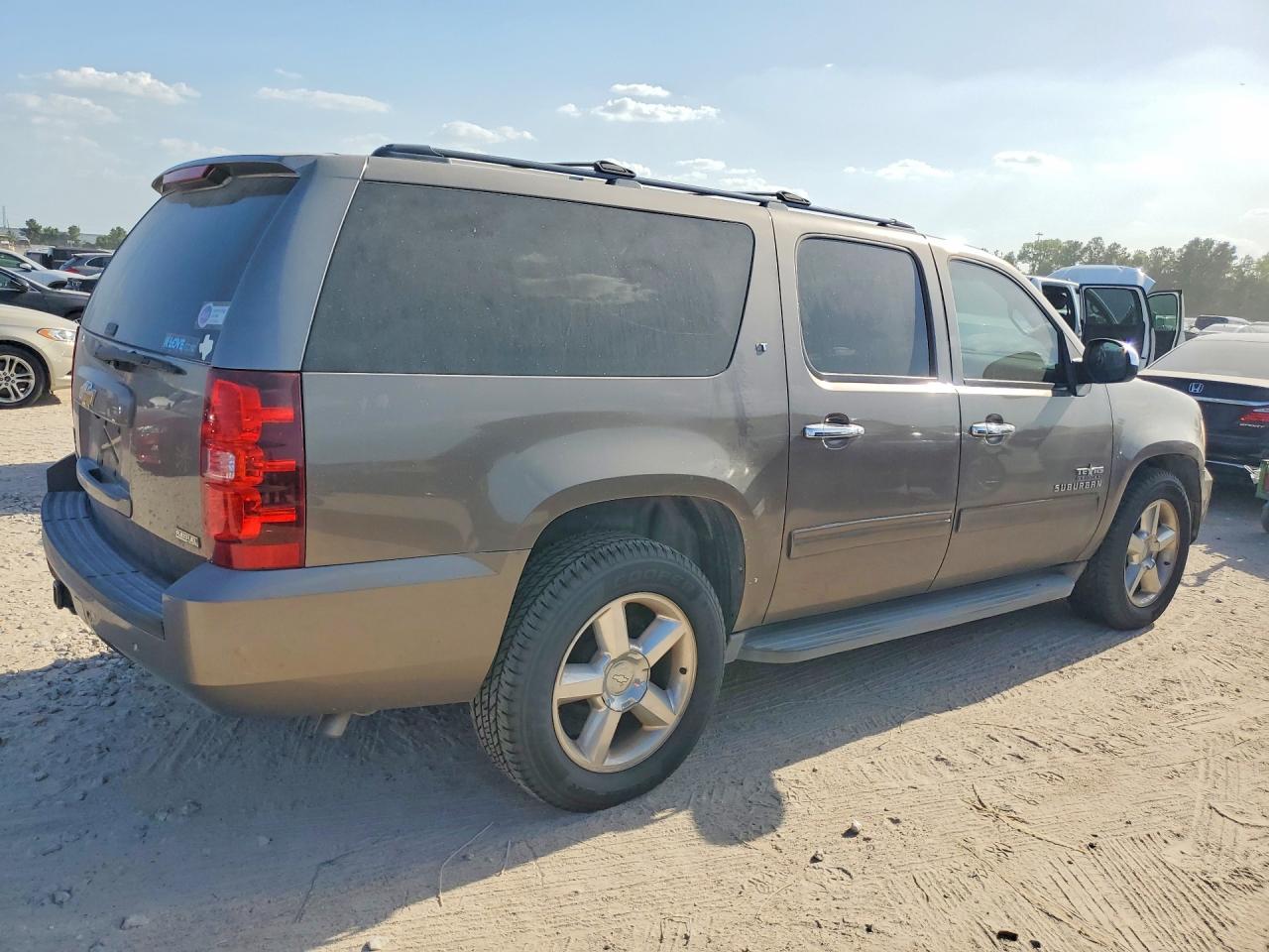 1GNSCJE07BR334398 · 2011 CHEVROLET SUBURBAN · 3/13