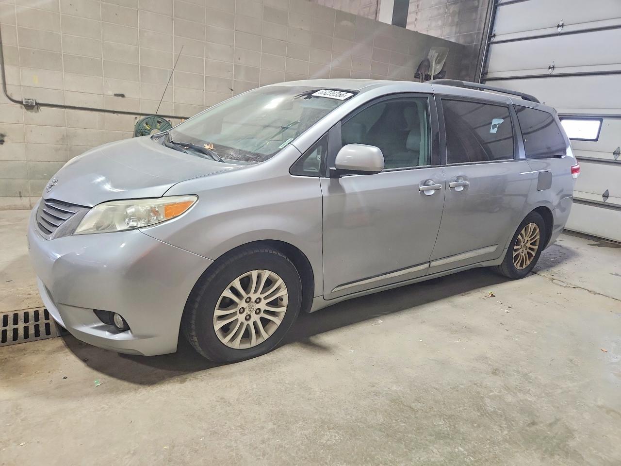 5TDYK3DC9BS097203 · 2011 TOYOTA SIENNA