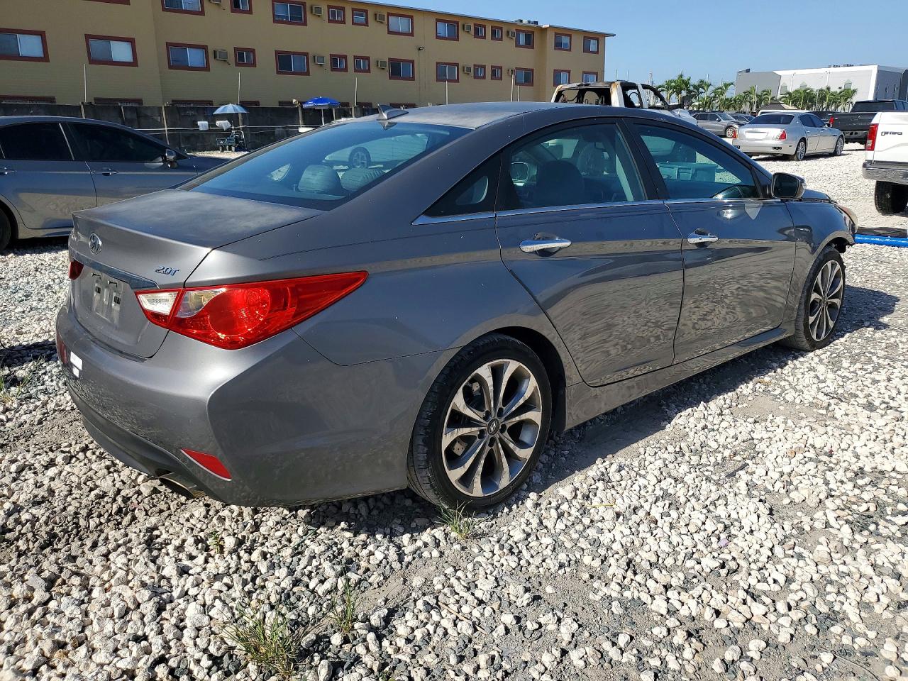 5NPEC4AB2EH872825 · 2014 HYUNDAI SONATA · 3/13