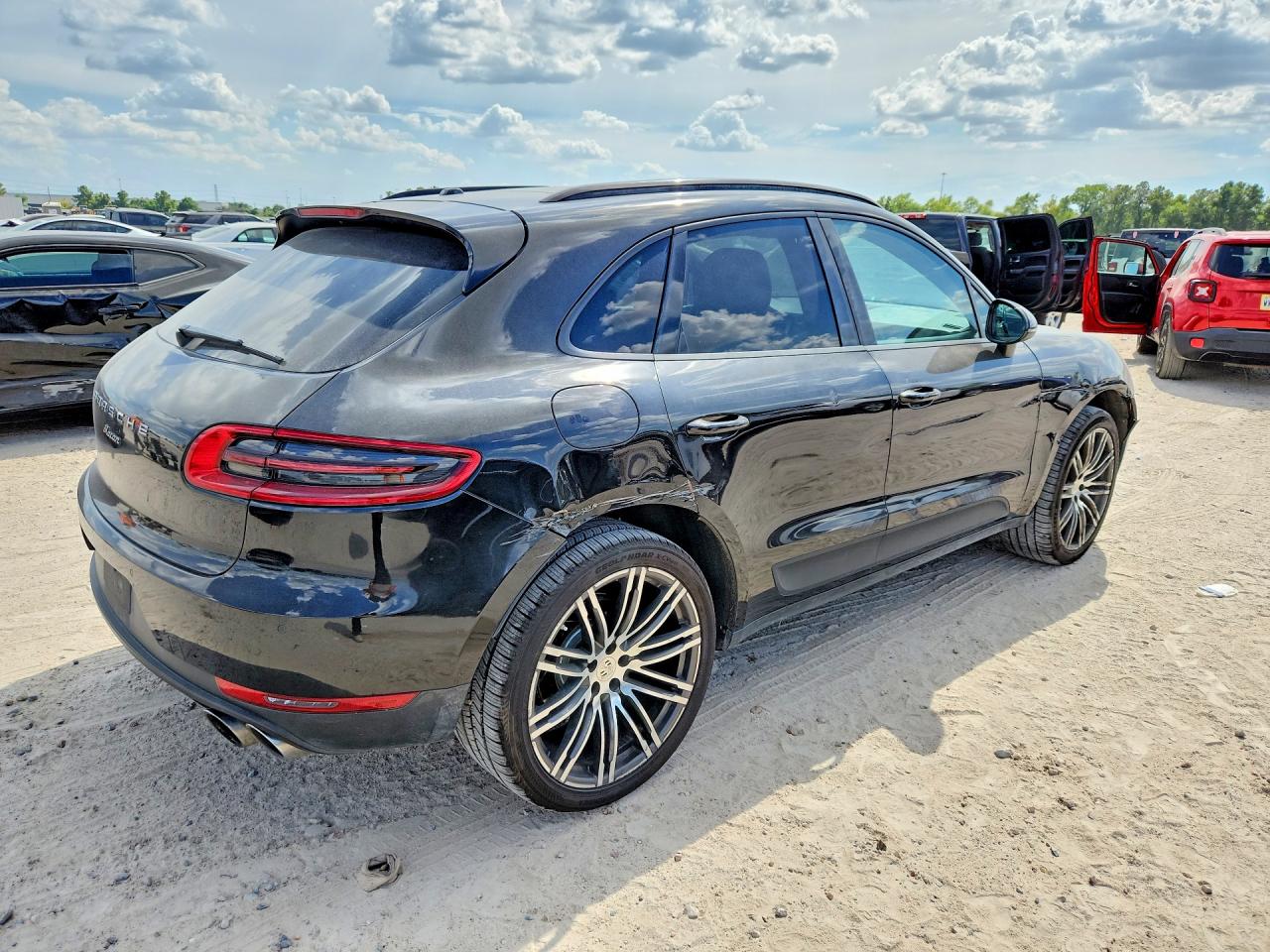 WP1AA2A55JLB14520 · 2018 PORSCHE MACAN · 3/13