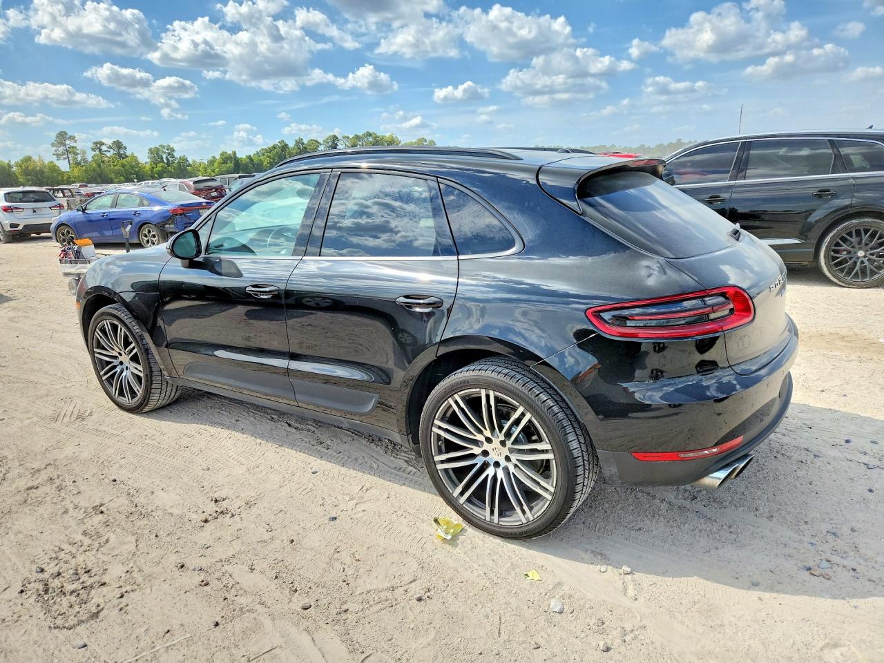 WP1AA2A55JLB14520 · 2018 PORSCHE MACAN · 2/13