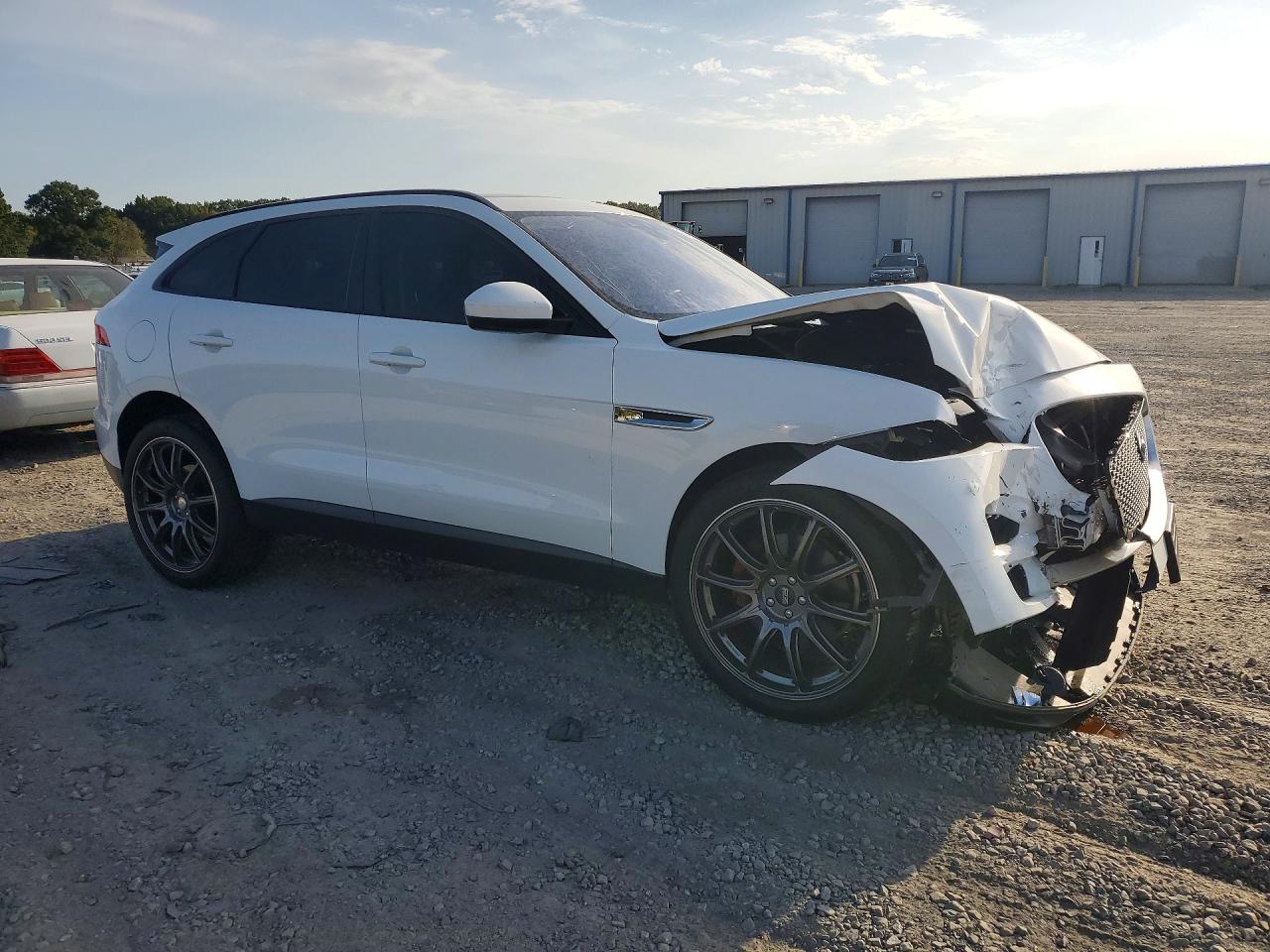 SADCJ2BV6HA889699 · 2017 JAGUAR F-PACE · 4/13