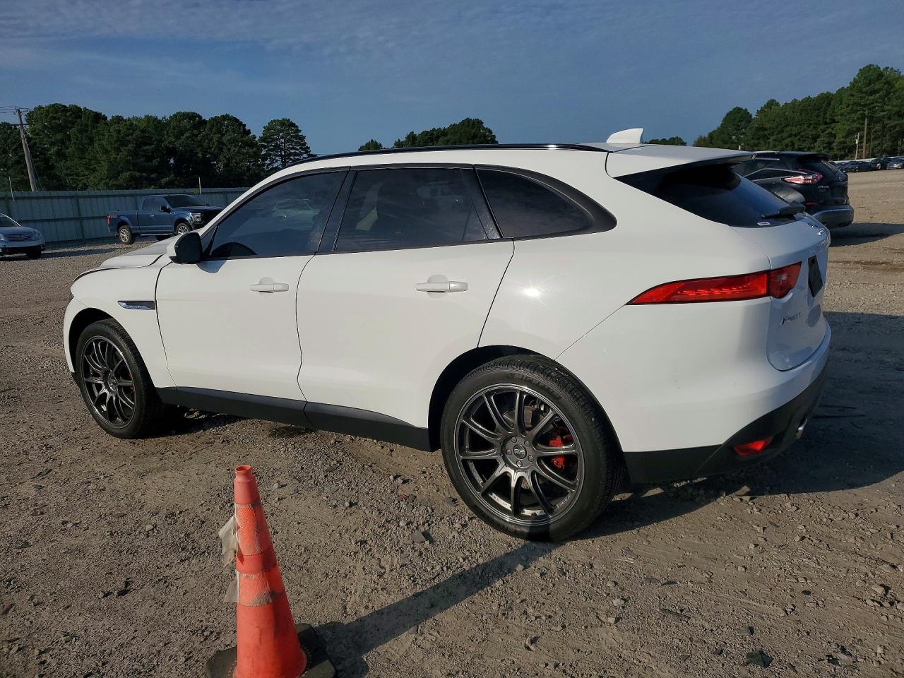 SADCJ2BV6HA889699 · 2017 JAGUAR F-PACE · 2/13