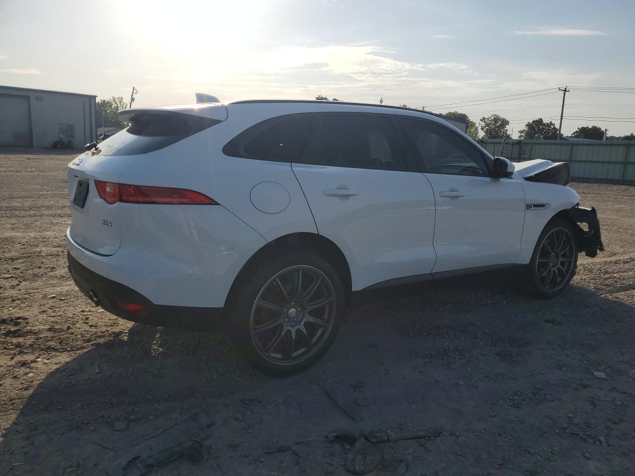 SADCJ2BV6HA889699 · 2017 JAGUAR F-PACE · 3/13
