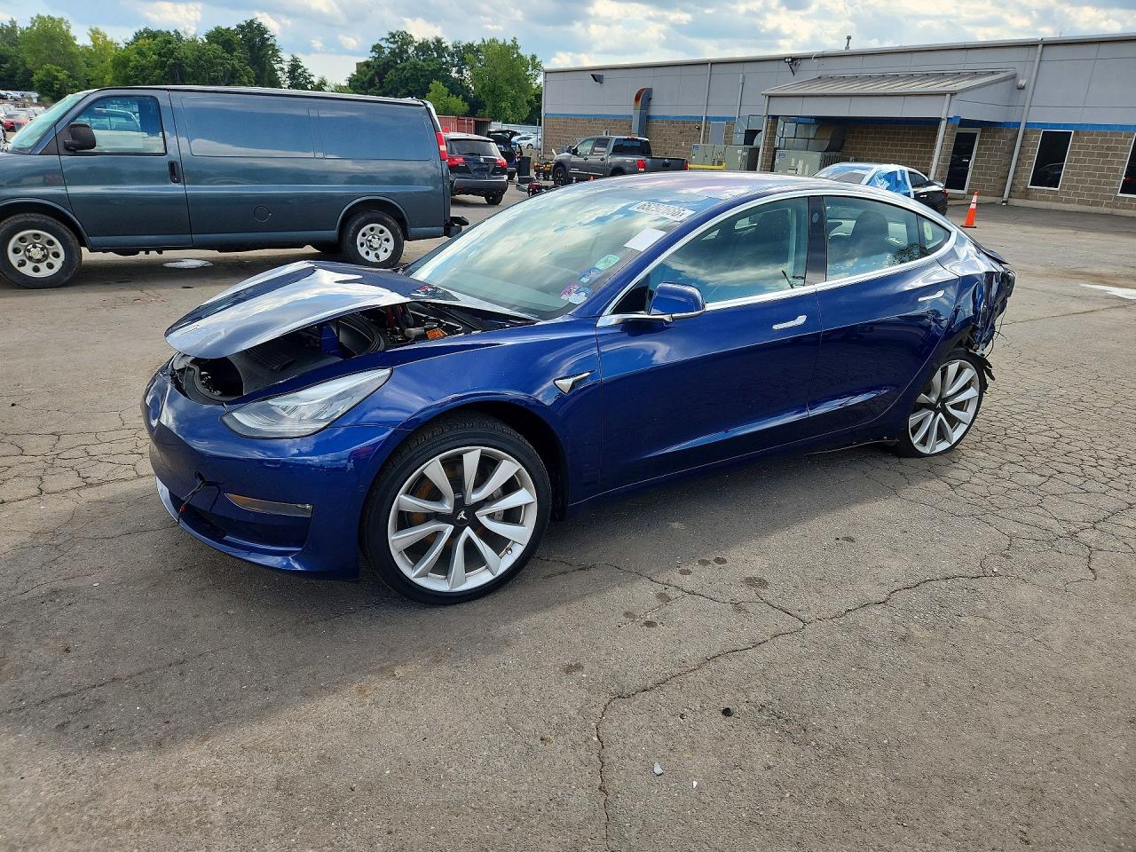 5YJ3E1EA8JF032168 · 2018 TESLA MODEL 3