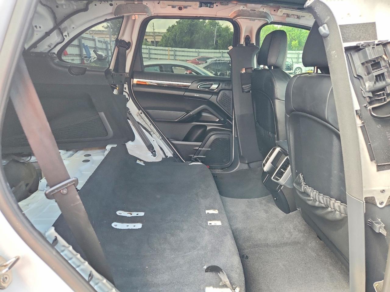 WP1AB2A25GLA95639 · 2016 PORSCHE CAYENNE · 11/14