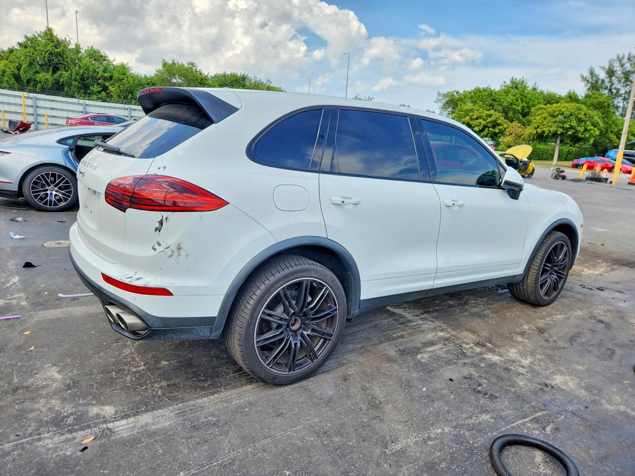 WP1AB2A25GLA95639 · 2016 PORSCHE CAYENNE · 3/14
