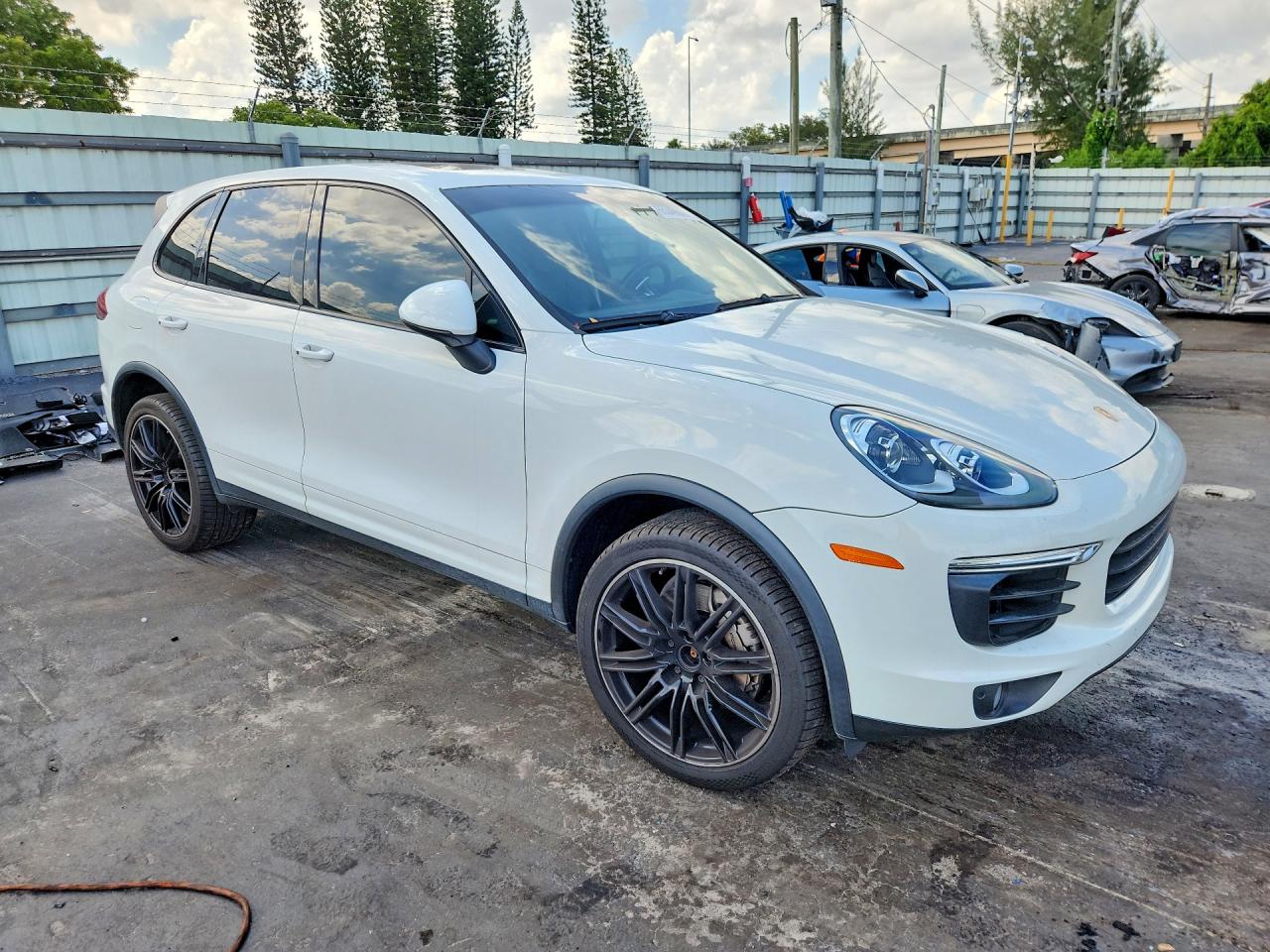 WP1AB2A25GLA95639 · 2016 PORSCHE CAYENNE · 4/14