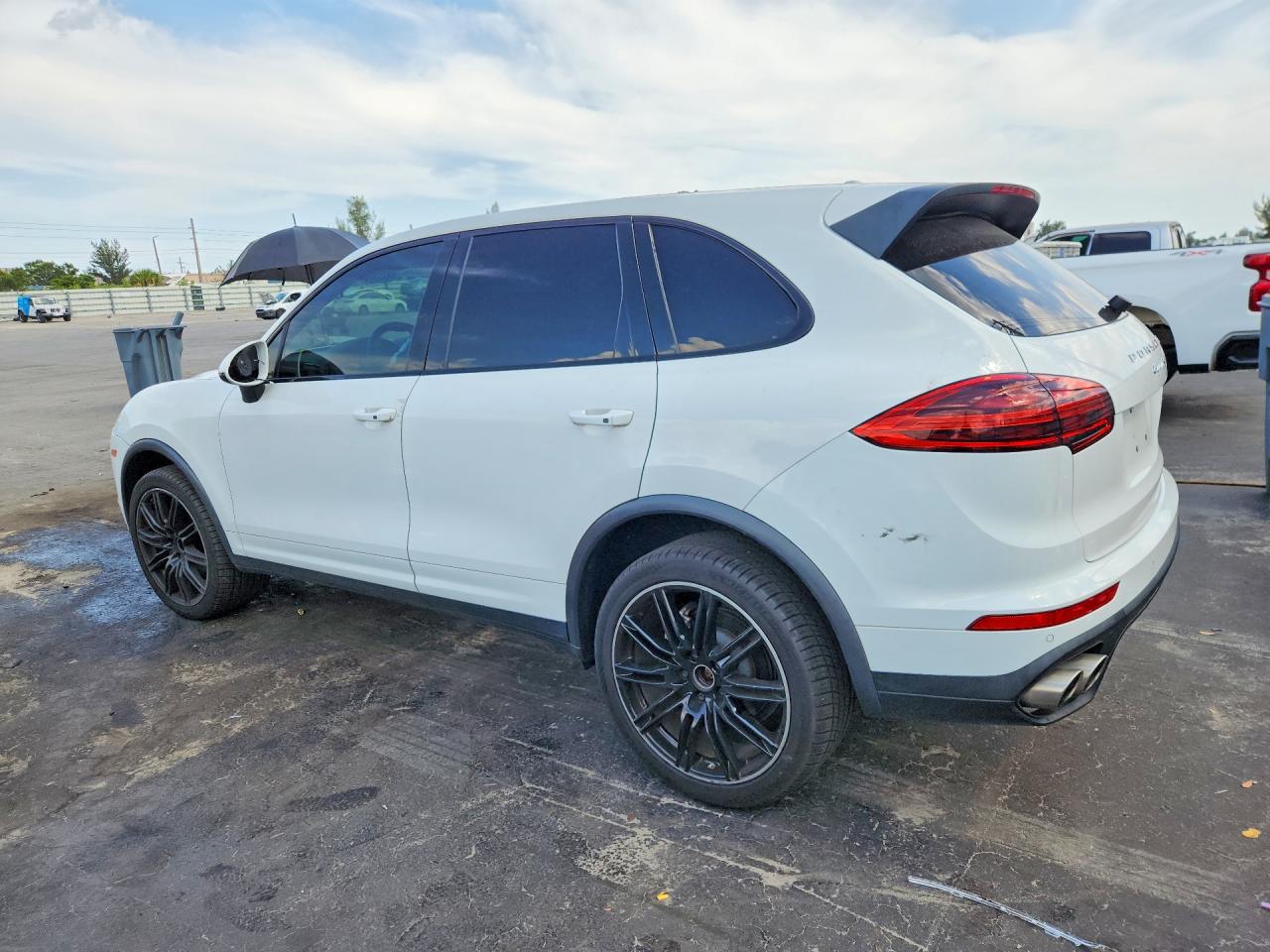 WP1AB2A25GLA95639 · 2016 PORSCHE CAYENNE · 2/14