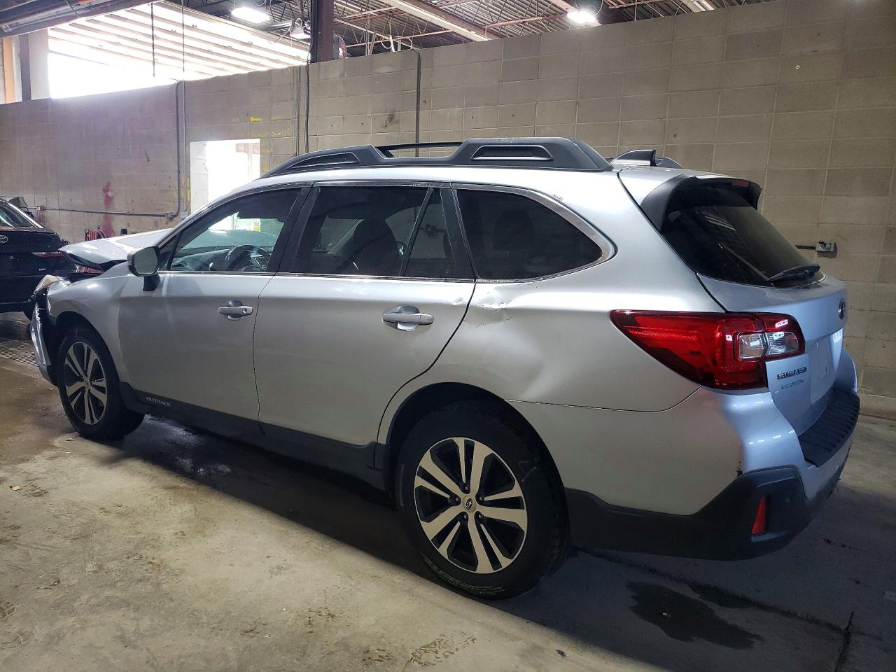 4S4BSANC7J3388402 · 2018 SUBARU OUTBACK · 2/13