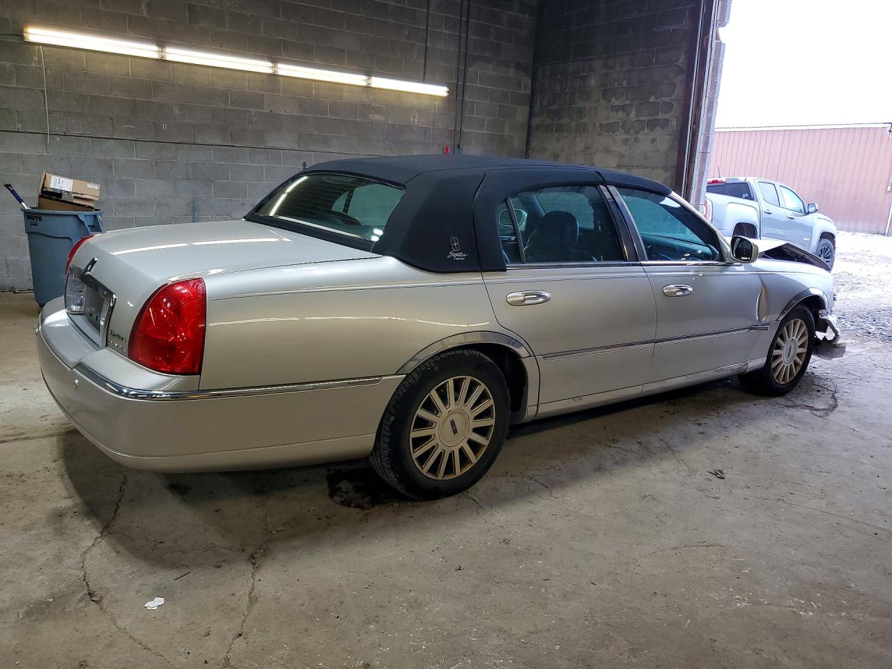 1LNHM81W94Y615917 · 2004 LINCOLN TOWN CAR · 3/12