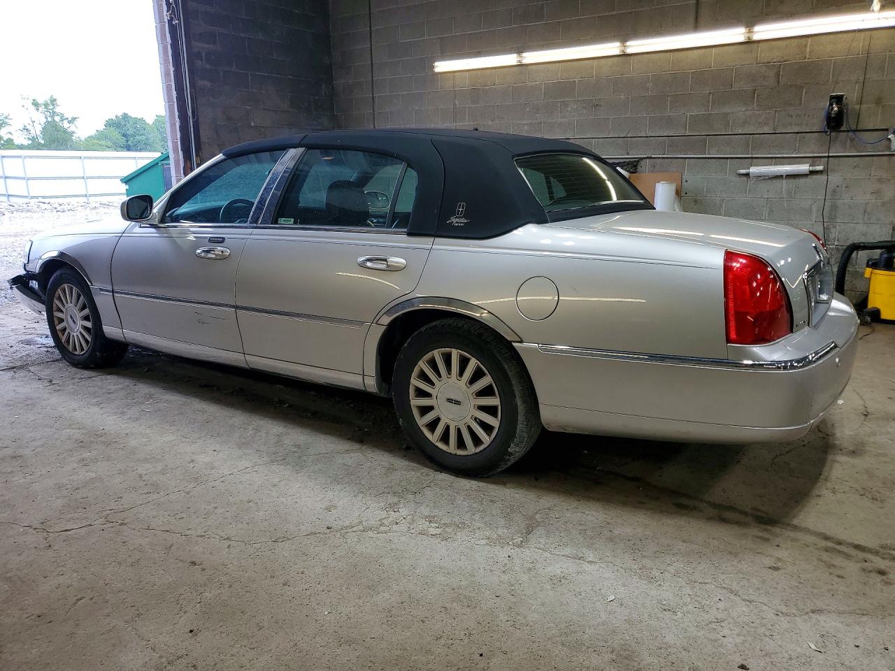 1LNHM81W94Y615917 · 2004 LINCOLN TOWN CAR · 2/12