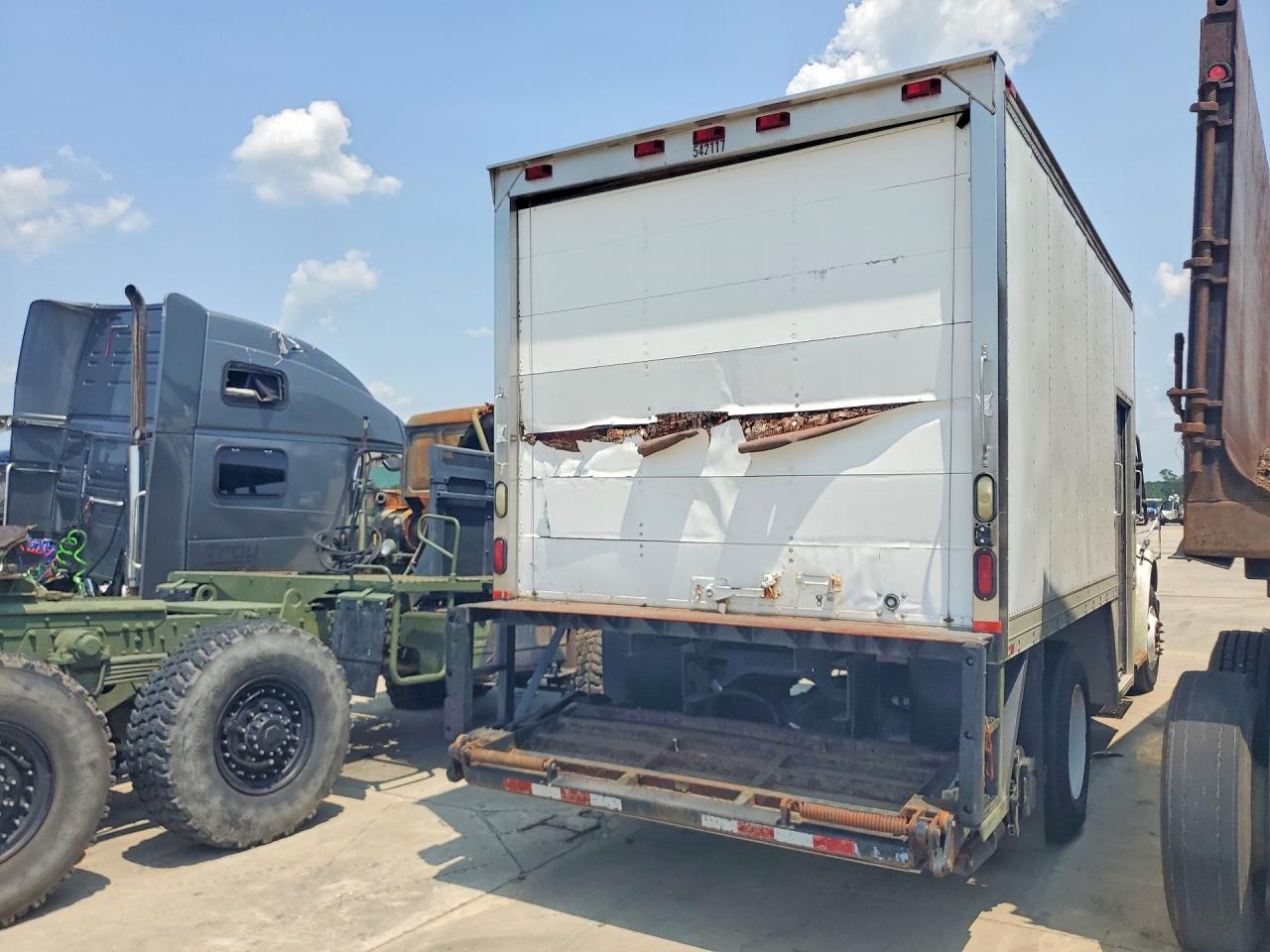 1FVACWDC47HY79327 · 2007 FREIGHTLINER M2 · 3/13