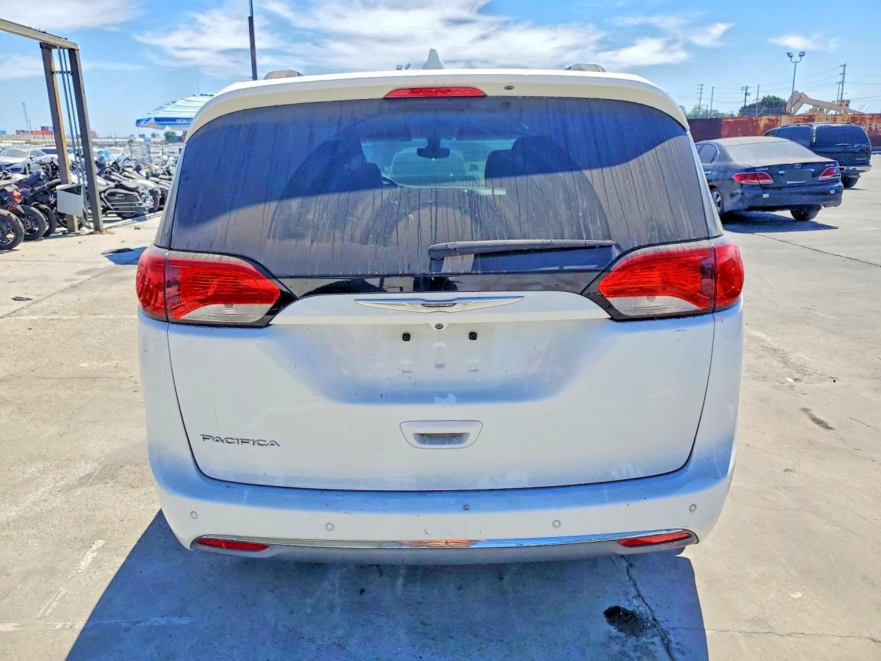 2C4RC1BG5HR572455 · 2017 CHRYSLER PACIFICA · 6/13