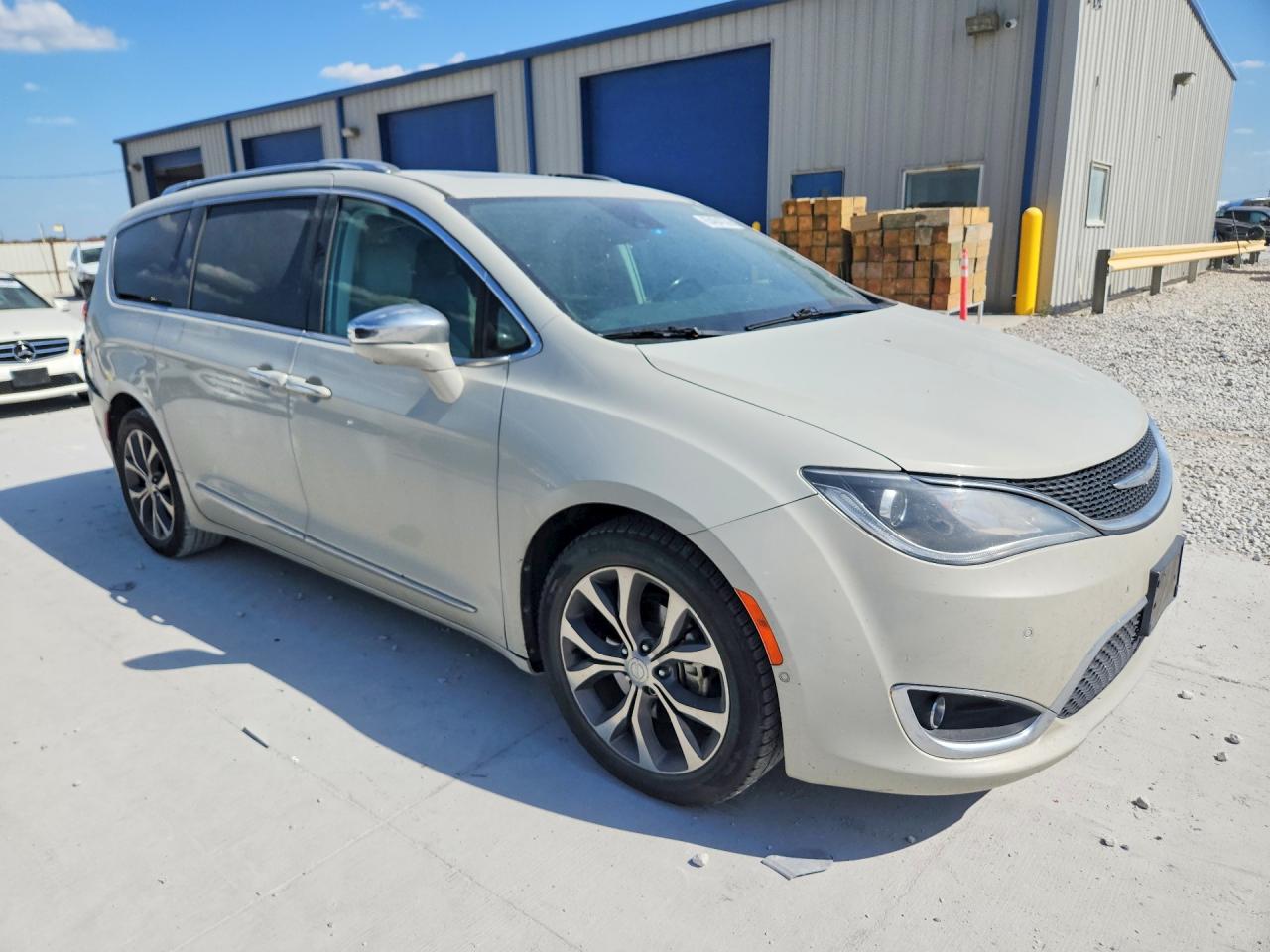 2C4RC1GG5HR564932 · 2017 CHRYSLER PACIFICA · 4/14