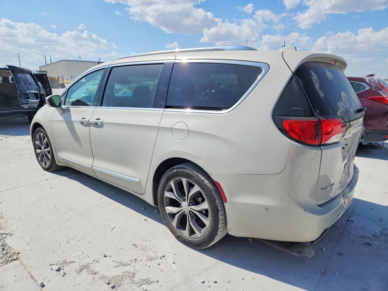 2C4RC1GG5HR564932 · 2017 CHRYSLER PACIFICA · 2/14