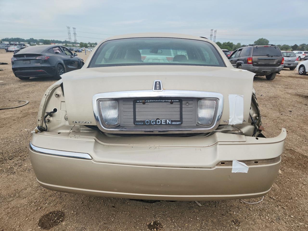 2LNBL8CV6AX752340 · 2010 LINCOLN TOWN CAR · 6/12