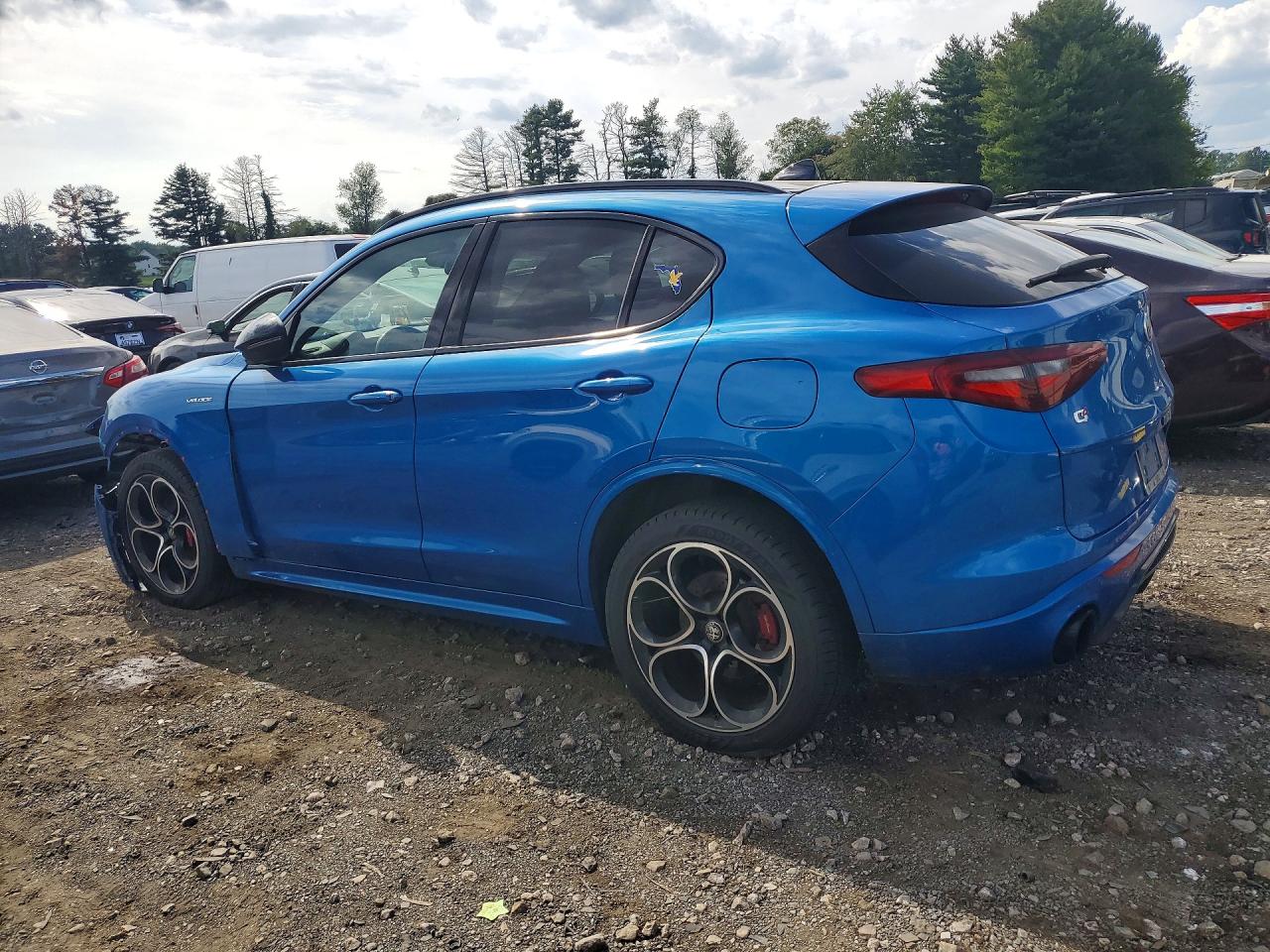 ZASPAKBN2N7D29756 · 2022 ALFA ROMEO STELVIO · 2/13