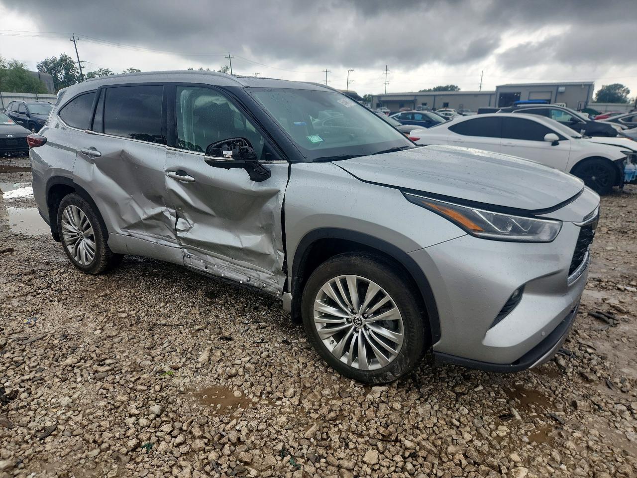 5TDEBRCH3SS653833 · 2025 TOYOTA HIGHLANDER HYBRID · 4/13
