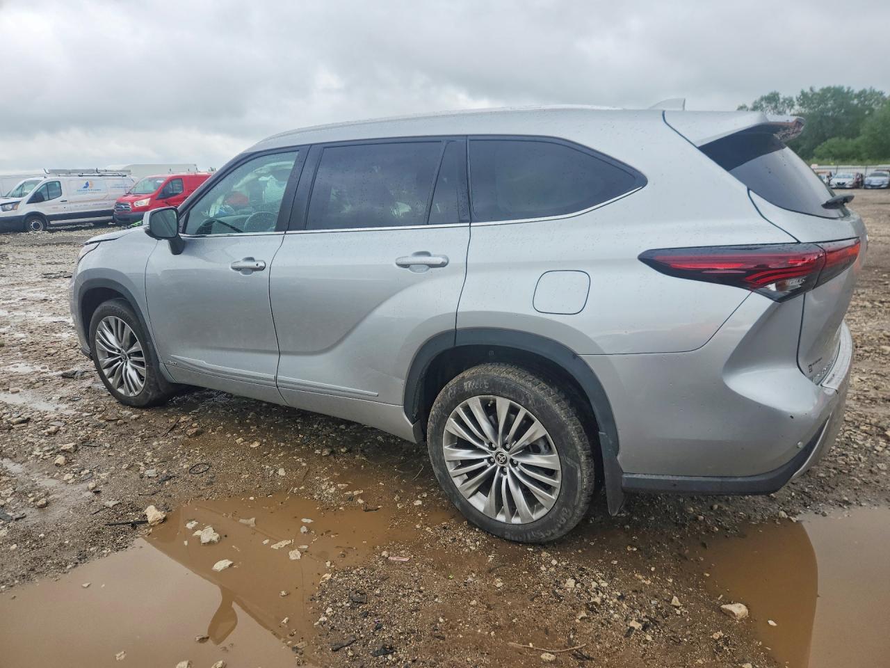 5TDEBRCH3SS653833 · 2025 TOYOTA HIGHLANDER HYBRID · 2/13