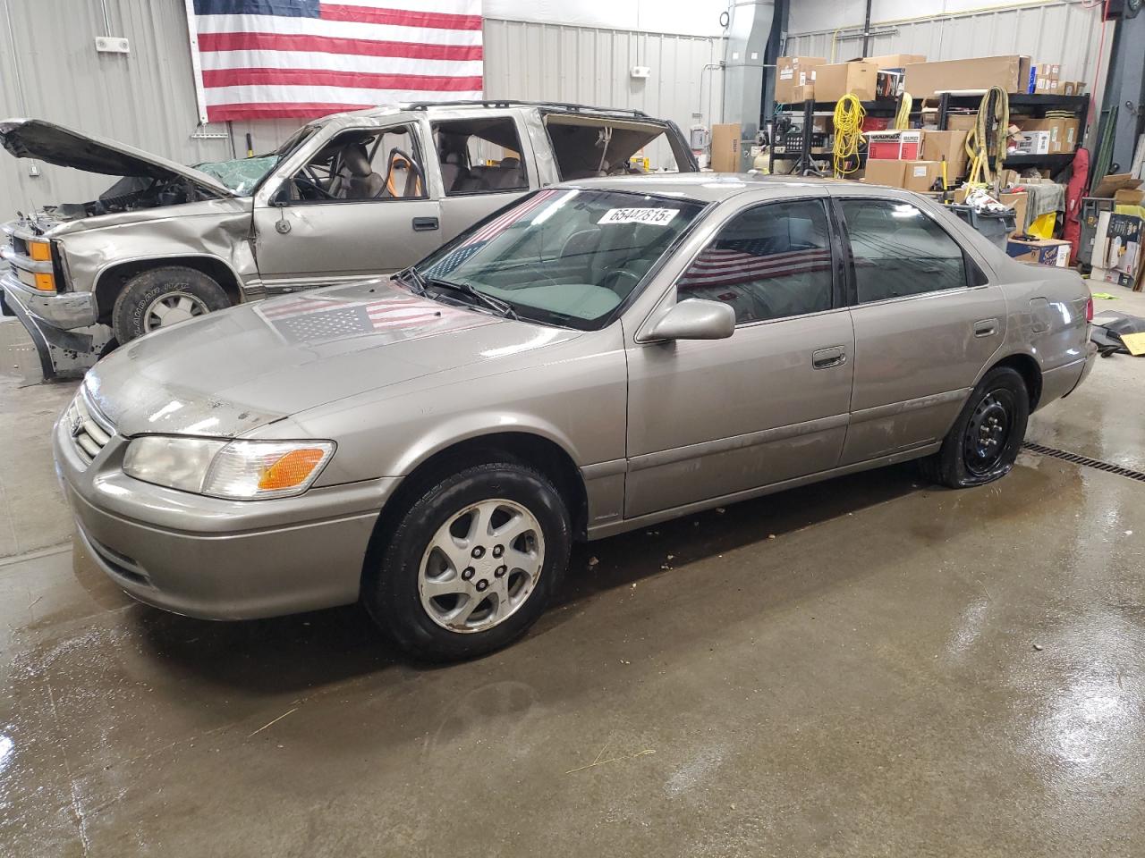 4T1BF22K8YU107797 · 2000 TOYOTA CAMRY