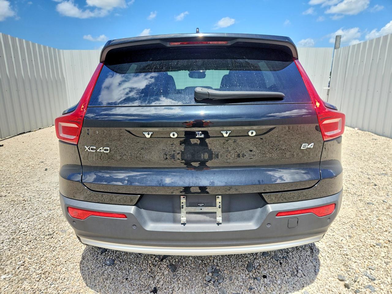 YV4K92HK0P2958891 · 2023 VOLVO XC40 · 6/13