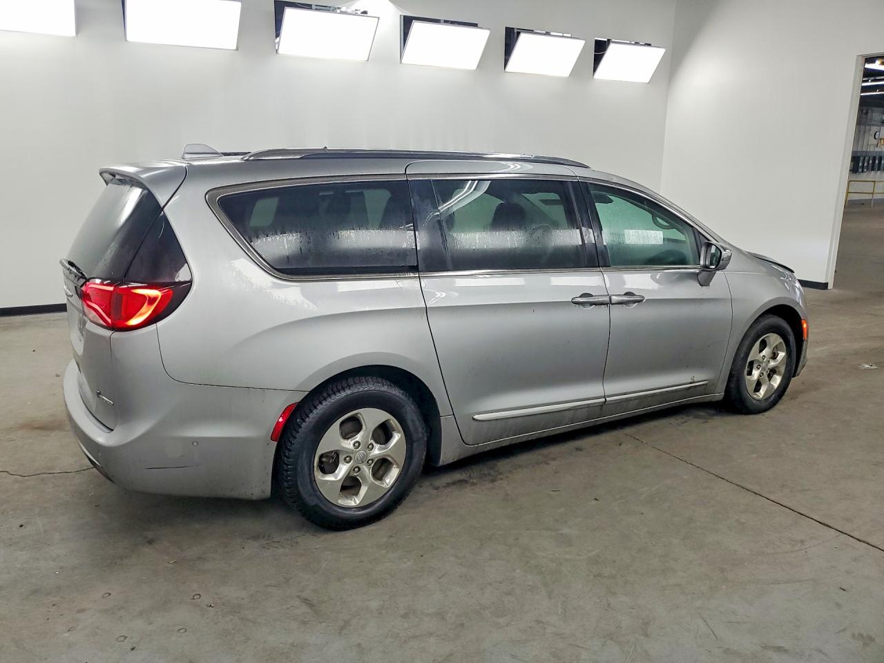 2C4RC1N77JR339713 · 2018 CHRYSLER PACIFICA · 3/13
