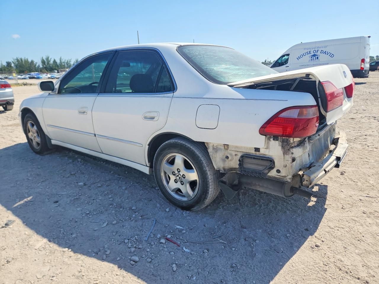 1HGCG1651Y078344 · 2000 HONDA ACCORD · 2/13