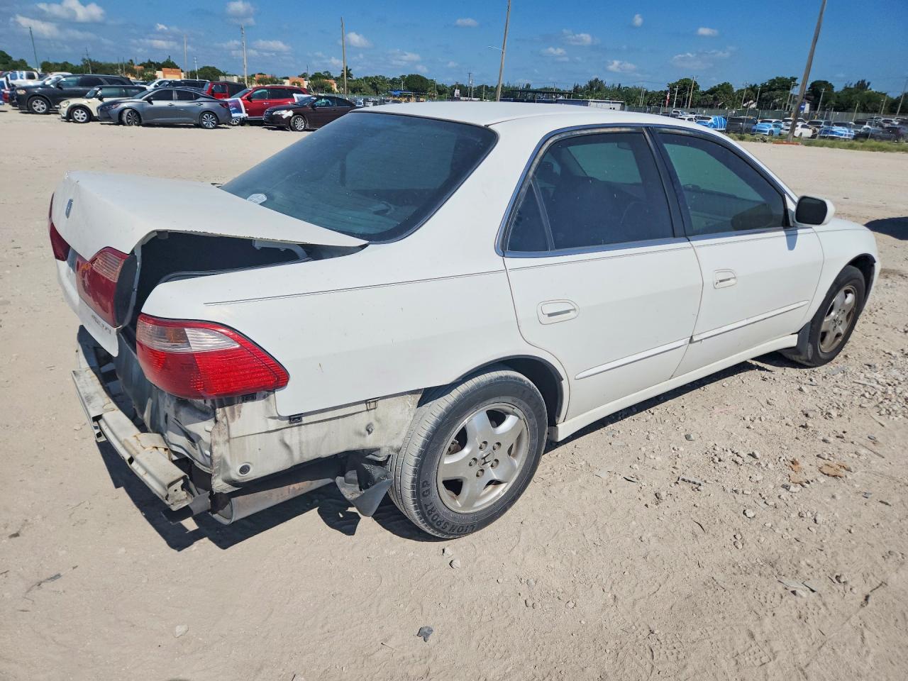 1HGCG1651Y078344 · 2000 HONDA ACCORD · 3/13