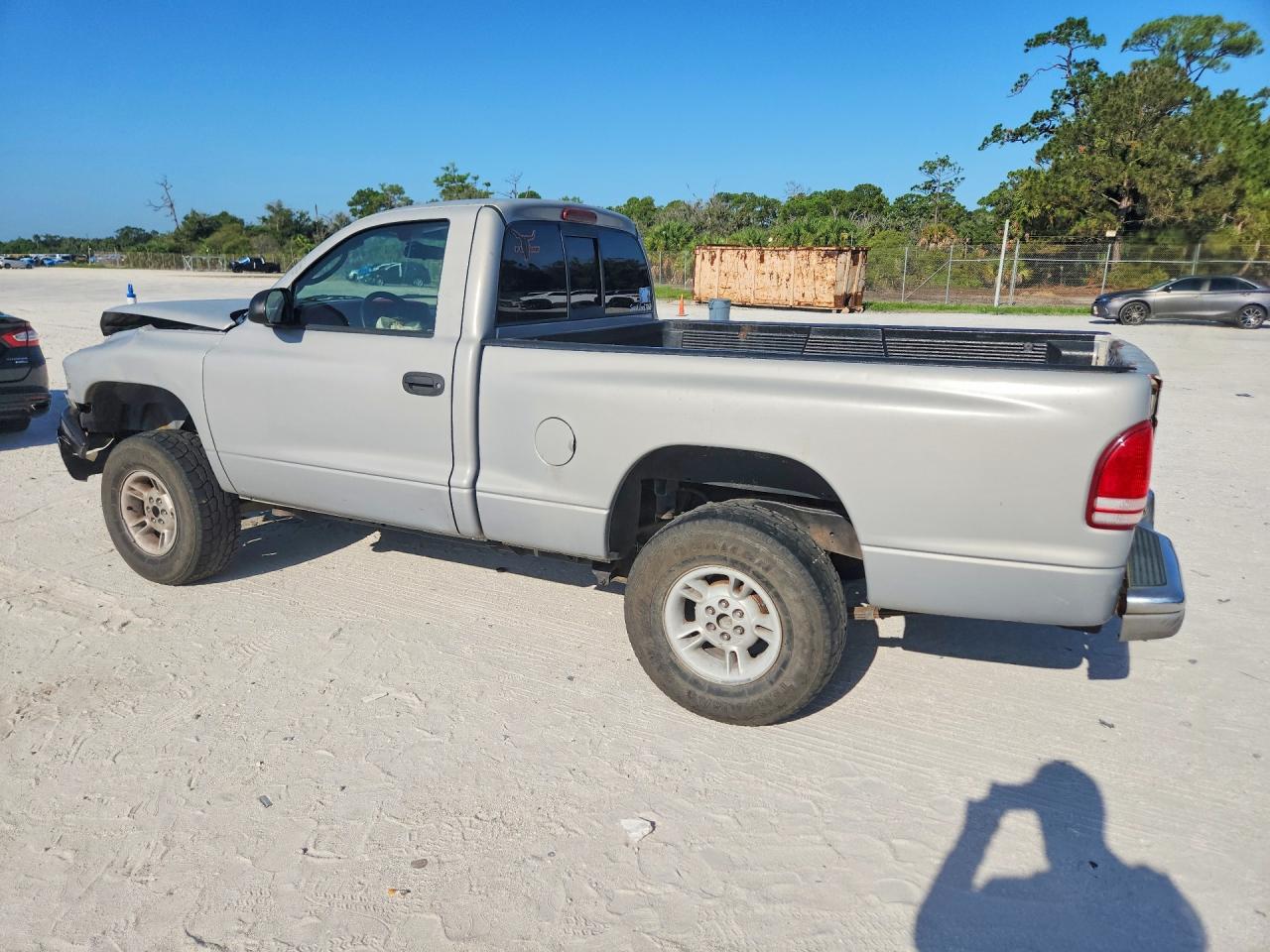 1B7FL26X6YS602421 · 2000 DODGE DAKOTA · 2/13