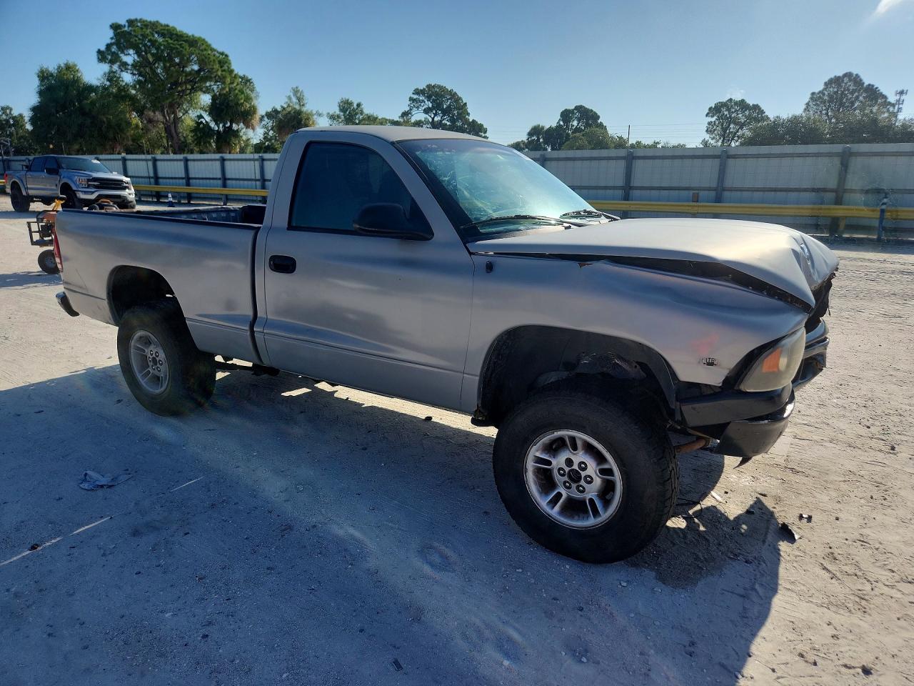 1B7FL26X6YS602421 · 2000 DODGE DAKOTA · 4/13