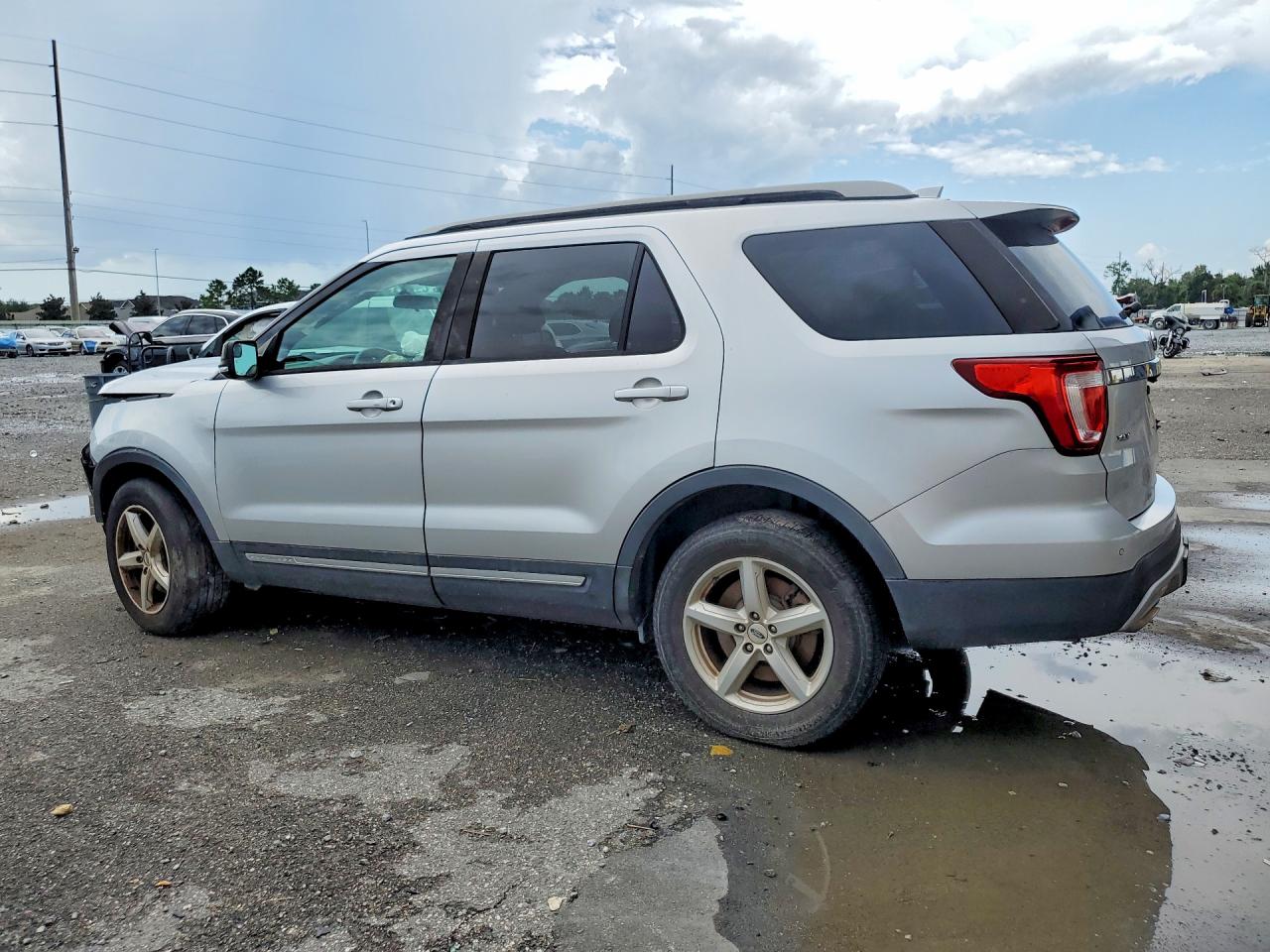 1FM5K8D82HGD00233 · 2017 FORD EXPLORER · 2/13
